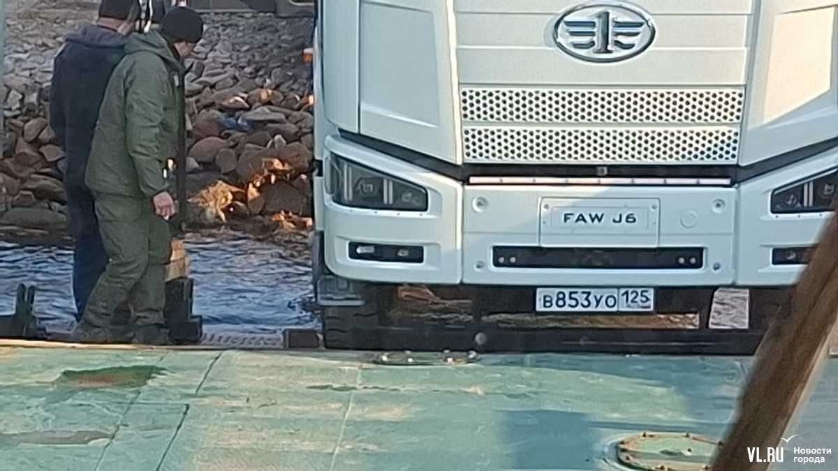 Машина, люди и груз в порядке: утреннее происшествие с баржей в бухте Боярин закончилось благополучно Машина, люди и груз в порядке: утреннее происшествие с баржей в бухте Боярин закончилось благополучно