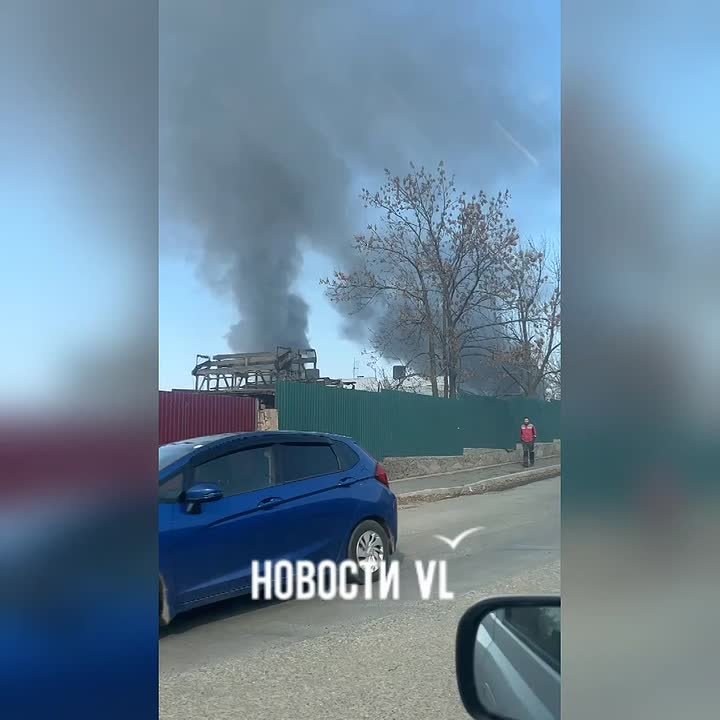 Дым над сопкой Холодильник поднимается с улицы Днепровской - в промзоне снова горят слады