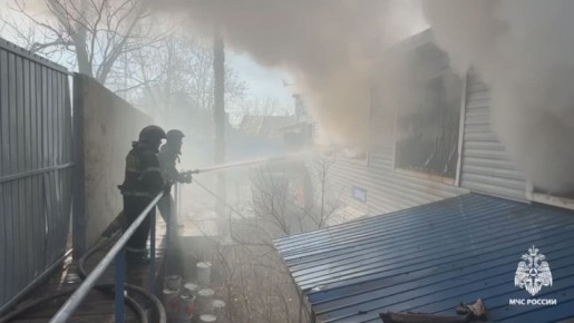 Пожарные МЧС России ликвидируют возгорание автомагазина во Владивостоке