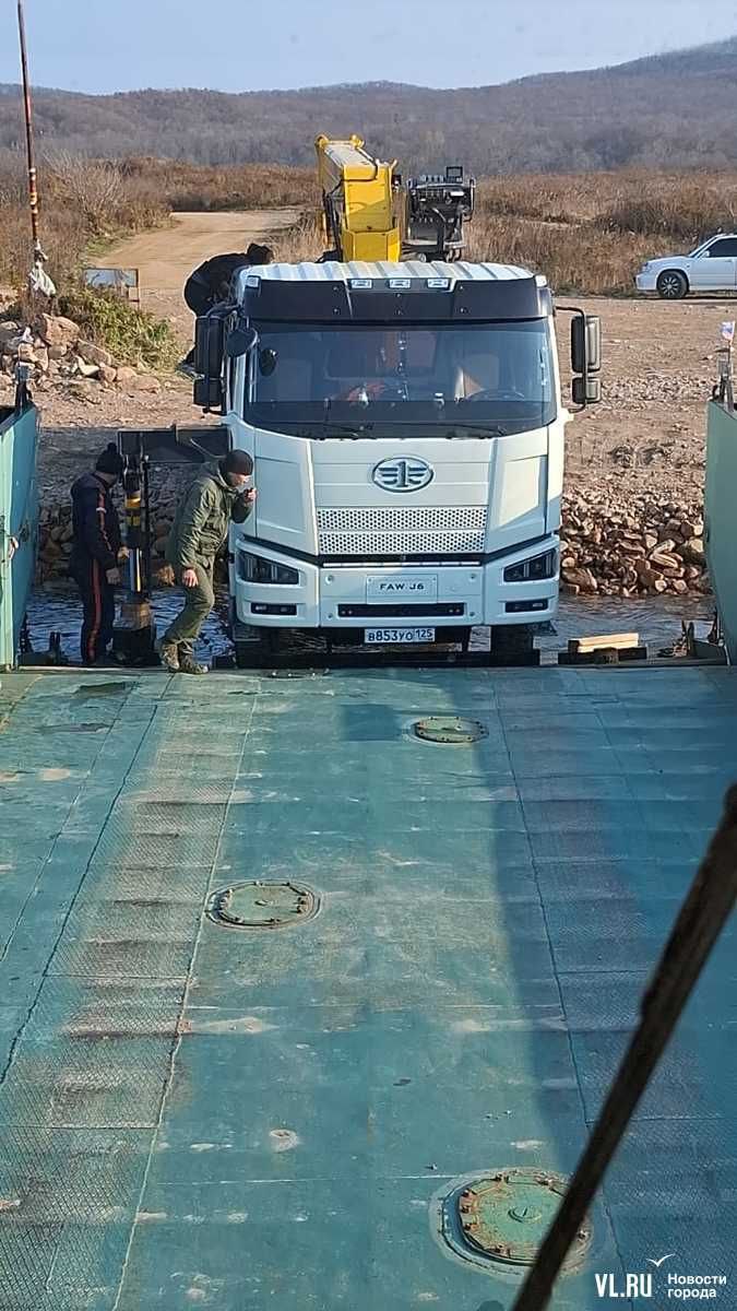 Машина, люди и груз в порядке: утреннее происшествие с баржей в бухте Боярин закончилось благополучно Машина, люди и груз в порядке: утреннее происшествие с баржей в бухте Боярин закончилось благополучно