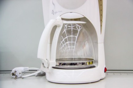 Никакого вреда для желудка: как применить сладкую газированную воду не по назначению — полезные лайфхаки для каждого