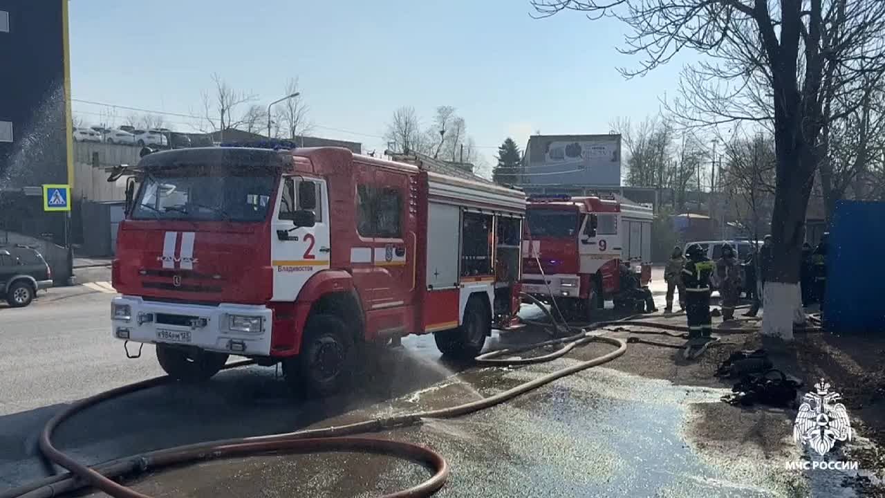Пожарные МЧС России ликвидируют возгорание автомагазина во Владивостоке