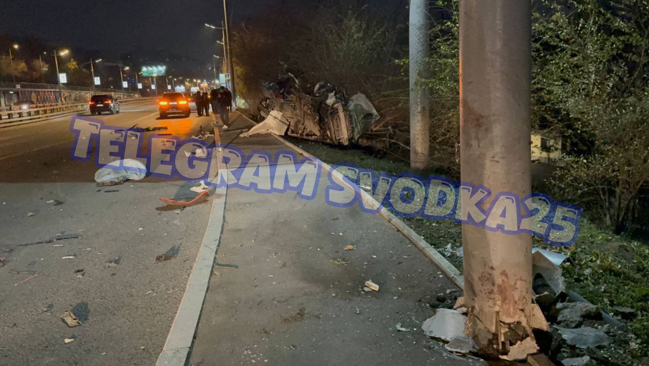 Жуткое ДТП произошло ночью на Молодежной во Владивостоке: автомобиль буквально разорвало от удара Жуткое ДТП произошло ночью на Молодежной во Владивостоке: автомобиль буквально разорвало от удара