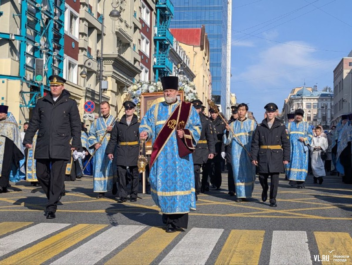 Около полудня из храма вынесли главную икону и понесли её во главе колонны