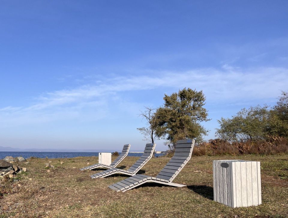 Во Владивостоке на набережной Арсеньева установили новые урны и шезлонги из переработанного пластика Во Владивостоке на набережной Арсеньева установили новые урны и шезлонги из переработанного пластика