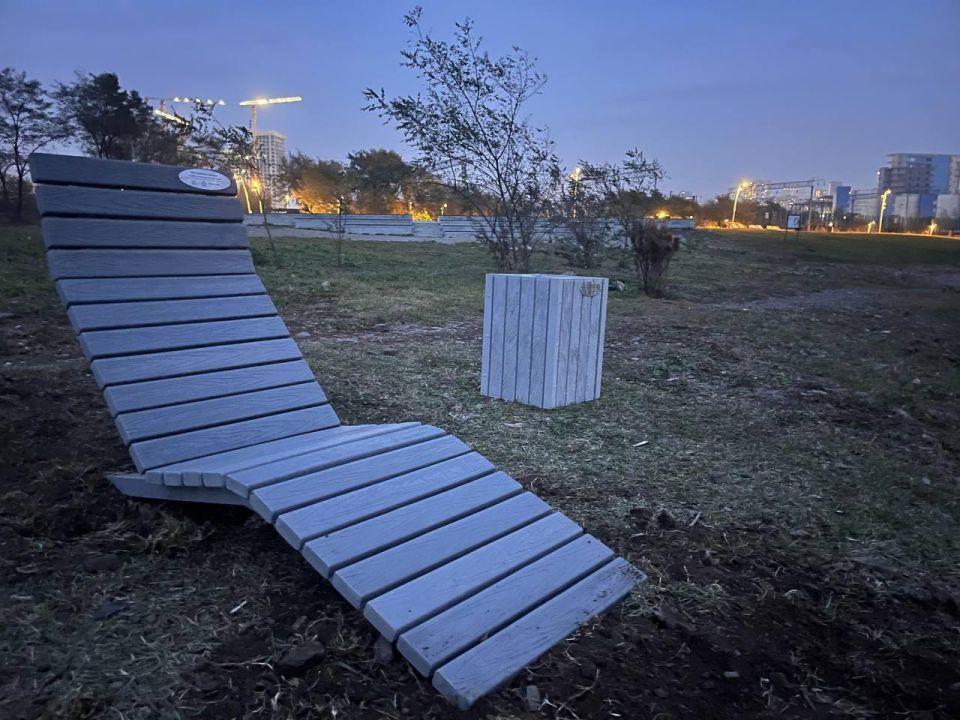 Во Владивостоке на набережной Арсеньева установили новые урны и шезлонги из переработанного пластика Во Владивостоке на набережной Арсеньева установили новые урны и шезлонги из переработанного пластика