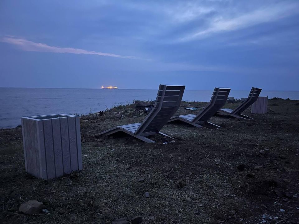Во Владивостоке на набережной Арсеньева установили новые урны и шезлонги из переработанного пластика