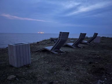 Во Владивостоке на набережной Арсеньева установили новые урны и шезлонги из переработанного пластика