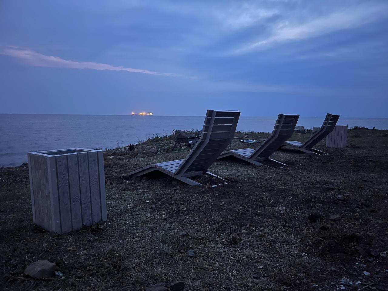Во Владивостоке на набережной Арсеньева установили новые урны и шезлонги из переработанного пластика