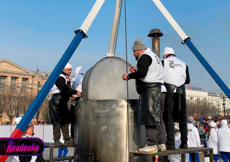 Уха, борщ, шурпа, оладушки и пирожки — что стало угощением на День народного единства Уха, борщ, шурпа, оладушки и пирожки — что стало угощением на День народного единства