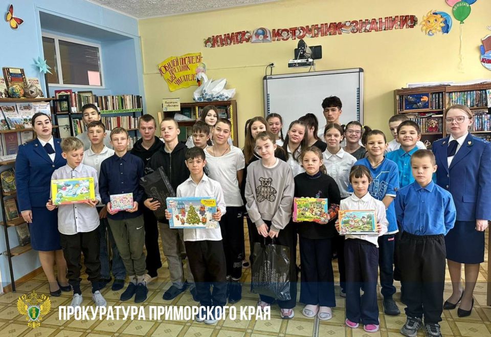 В честь Дня народного единства сотрудники прокуратуры посетили подшефные центры для детей в Спасске-Дальнем и Хасанском муниципальном округе В честь Дня народного единства сотрудники прокуратуры посетили подшефные центры для детей в Спасске-Дальнем и Хасанском муниципальном округе