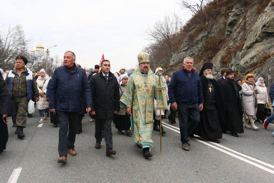 Сегодня в Находке состоялся Крестный ход в честь Дня Казанской иконы Божией Матери и Дня народного единства, который объединил более тысячи участников Сегодня в Находке состоялся Крестный ход в честь Дня Казанской иконы Божией Матери и Дня народного единства, который объединил более тысячи участников