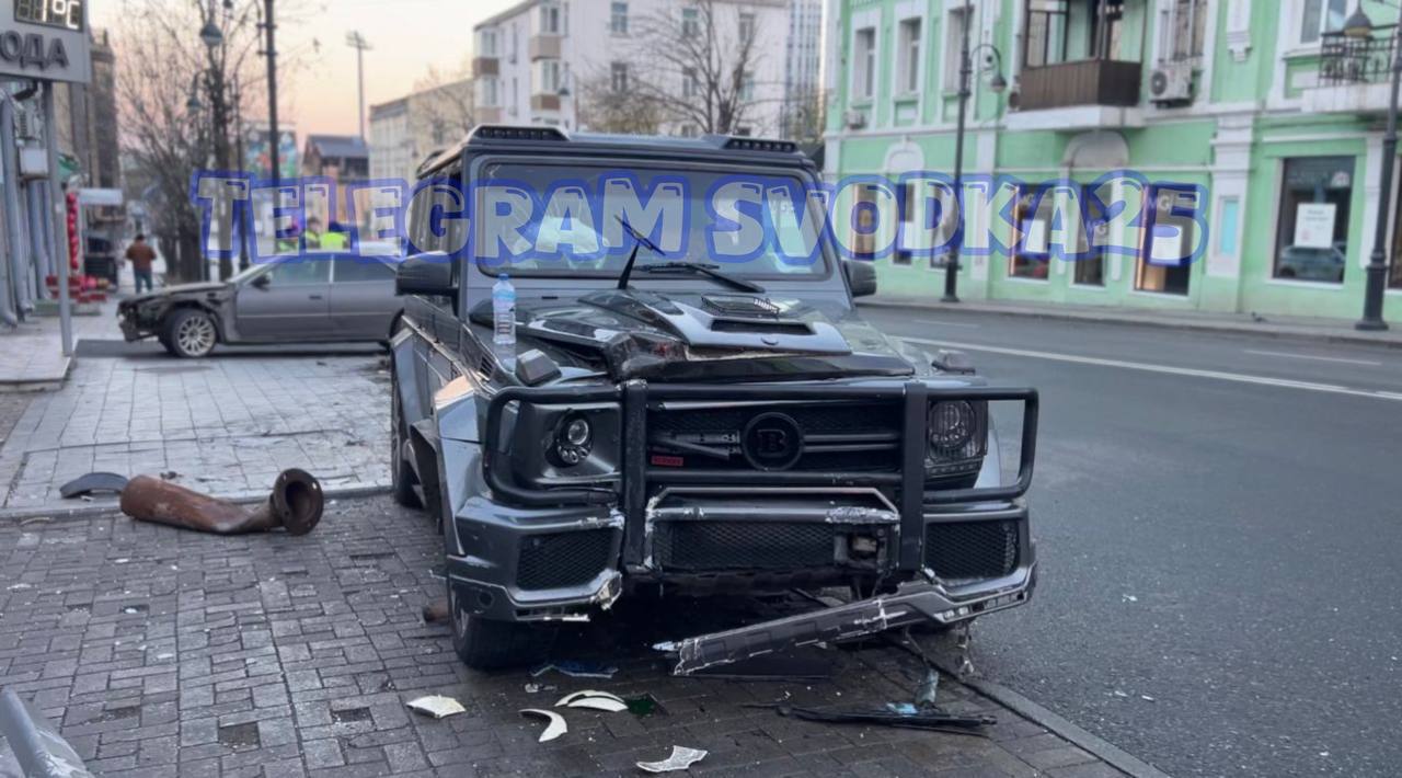 Во Владивостоке на Семеновской Toyota Mark II вылетел на встречку в Гелик — тому пришлось уйти в столб