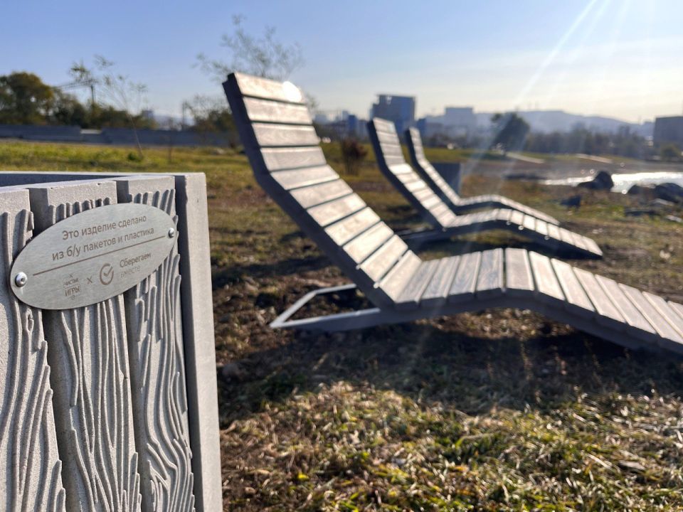 Во Владивостоке на набережной Арсеньева установили новые урны и шезлонги из переработанного пластика Во Владивостоке на набережной Арсеньева установили новые урны и шезлонги из переработанного пластика