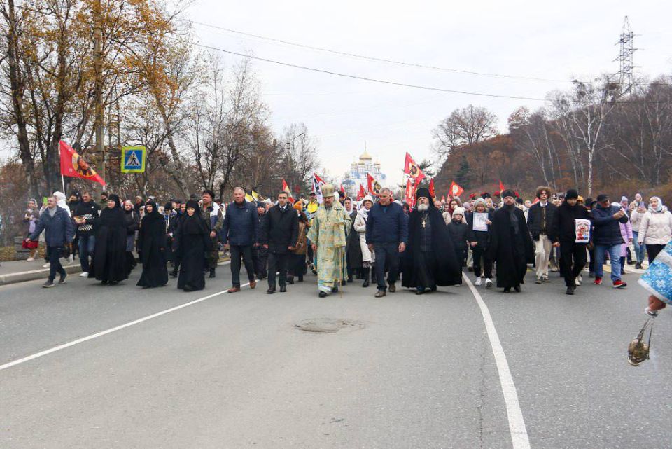 Сегодня в Находке состоялся Крестный ход в честь Дня Казанской иконы Божией Матери и Дня народного единства, который объединил более тысячи участников Сегодня в Находке состоялся Крестный ход в честь Дня Казанской иконы Божией Матери и Дня народного единства, который объединил более тысячи участников