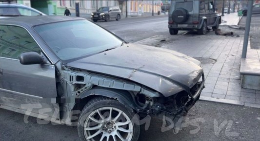 У торгового центра «Родина» на Семёновской Toyota Mark II занесло в Mercedes Gelandewagen