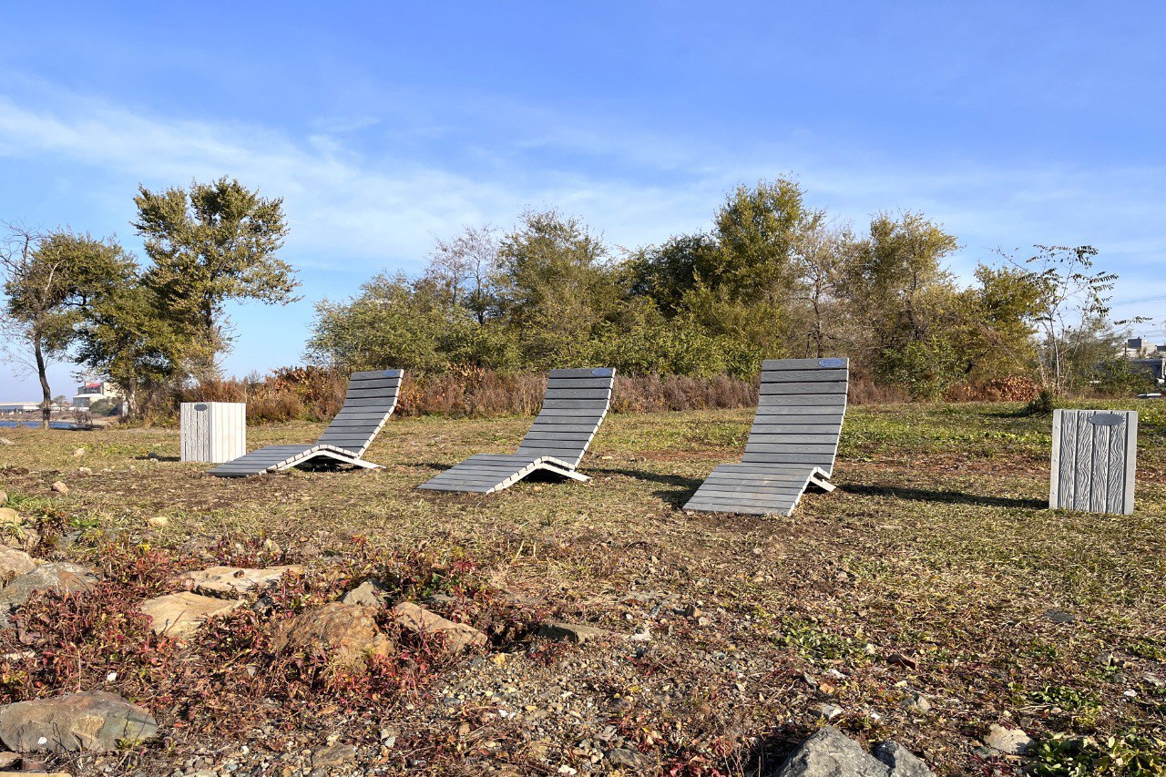 Во Владивостоке на набережной Арсеньева установили новые урны и шезлонги из переработанного пластика Во Владивостоке на набережной Арсеньева установили новые урны и шезлонги из переработанного пластика