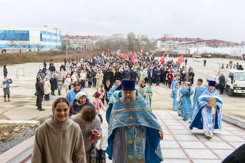 Сегодня в Находке состоялся Крестный ход в честь Дня Казанской иконы Божией Матери и Дня народного единства, который объединил более тысячи участников Сегодня в Находке состоялся Крестный ход в честь Дня Казанской иконы Божией Матери и Дня народного единства, который объединил более тысячи участников