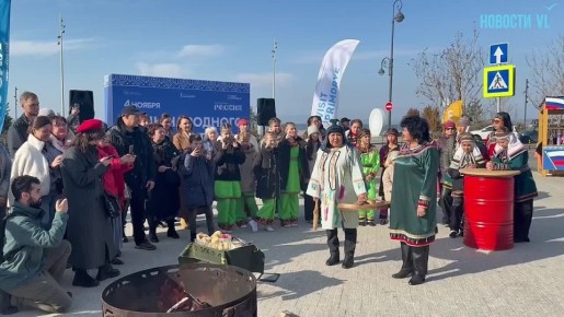 В День народного единства в центре «Россия» стучали в бубен, делали обереги из кости изюбря и готовили сочни