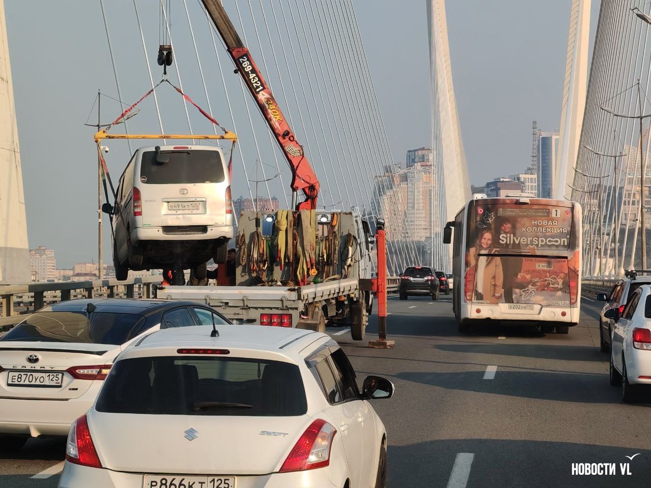 Первый день короткой рабочей недели Владивосток встретил пробками