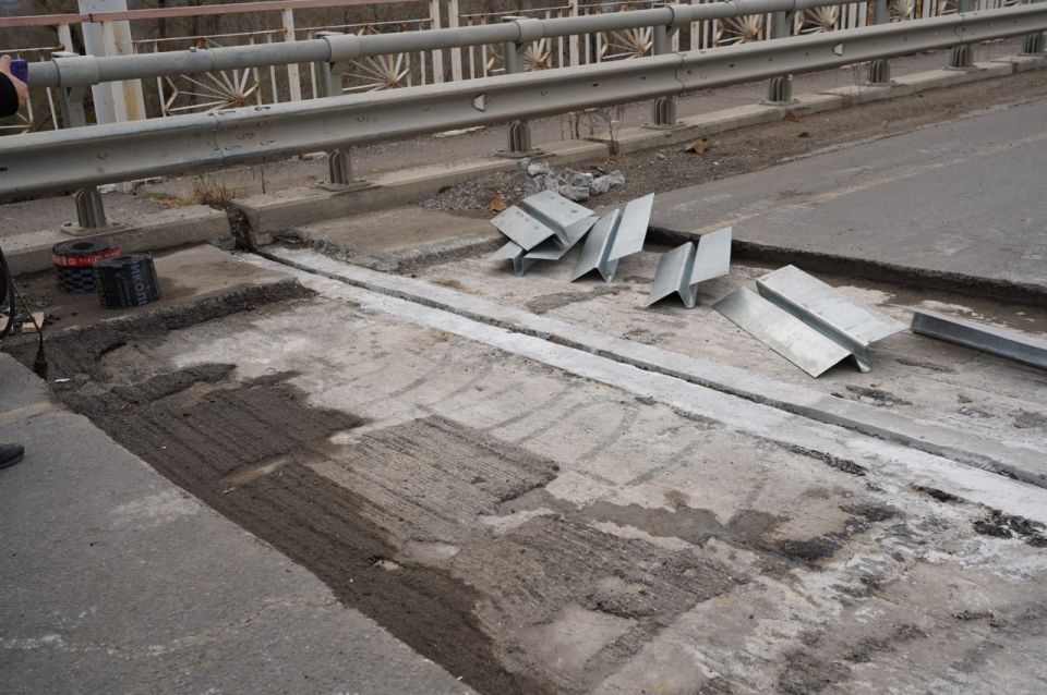 Евгений Корж: В ходе выездной рабочей встречи проконтролировал ремонт деформационных швов на 6 километре Евгений Корж: В ходе выездной рабочей встречи проконтролировал ремонт деформационных швов на 6 километре