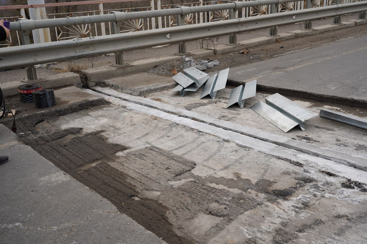 Евгений Корж: В ходе выездной рабочей встречи проконтролировал ремонт деформационных швов на 6 километре Евгений Корж: В ходе выездной рабочей встречи проконтролировал ремонт деформационных швов на 6 километре