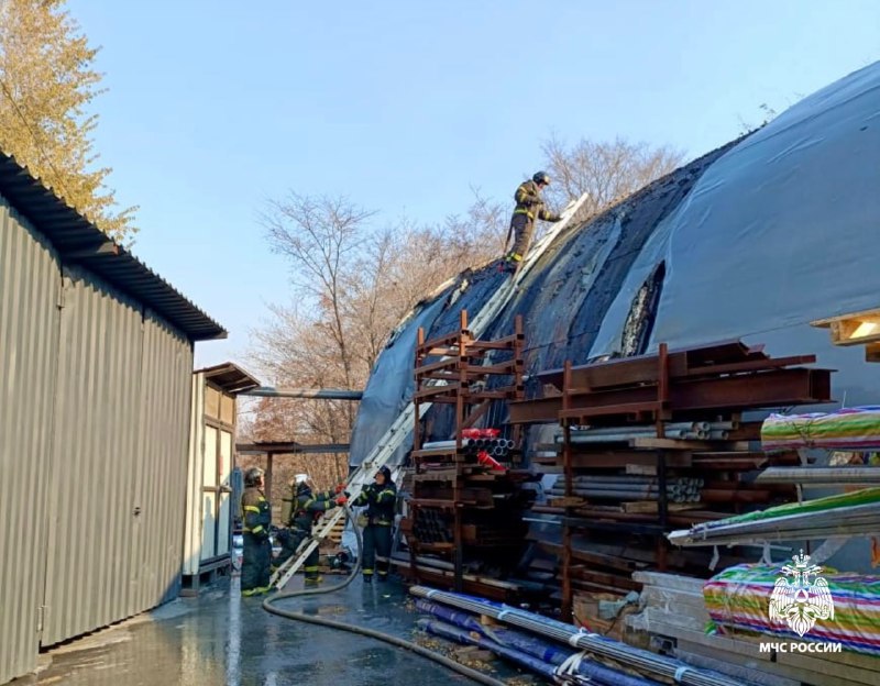 Пожарные МЧС России ликвидируют возгорание производственного здания во Владивостоке