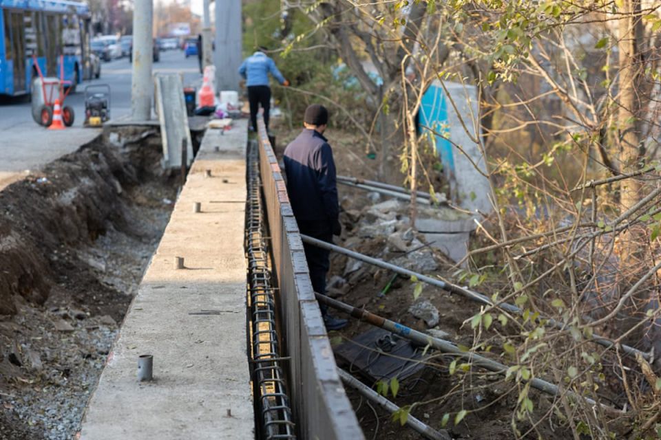 Чтобы восстановить тротуар на Партизанском проспекте, его раскопали сильнее и перекрыли одну полосу Чтобы восстановить тротуар на Партизанском проспекте, его раскопали сильнее и перекрыли одну полосу