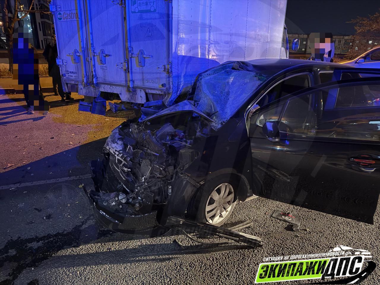 Во Владивостоке пьяная баба лишенная прав уходя от погони устроила ДТП