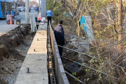 На Партизанском проспекте в районе дома № 9 восстанавливают тротуар, на котором этим летом образовалось серьёзное повреждение