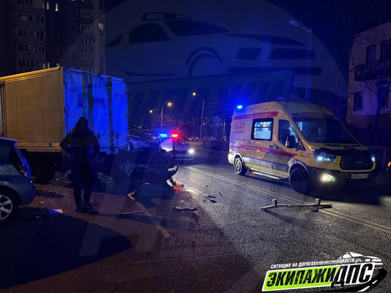 Во Владивостоке пьяная баба лишенная прав уходя от погони устроила ДТП Во Владивостоке пьяная баба лишенная прав уходя от погони устроила ДТП