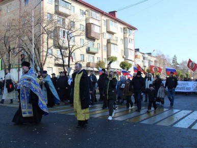Сотни уссурийцев прошли крестным ходом в честь Дня народного единства