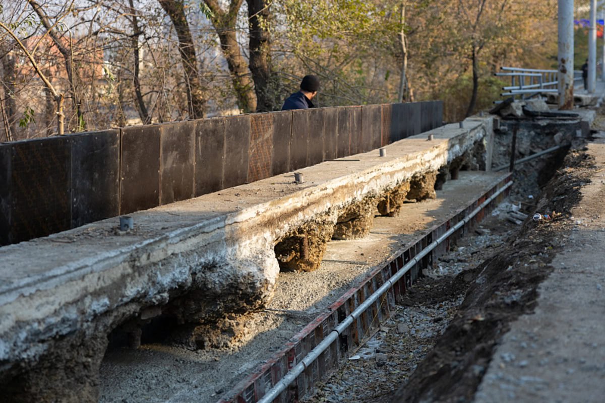Чтобы восстановить тротуар на Партизанском проспекте, его раскопали сильнее и перекрыли одну полосу Чтобы восстановить тротуар на Партизанском проспекте, его раскопали сильнее и перекрыли одну полосу