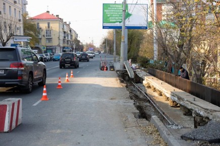 Чтобы восстановить тротуар на Партизанском проспекте, его раскопали сильнее и перекрыли одну полосу