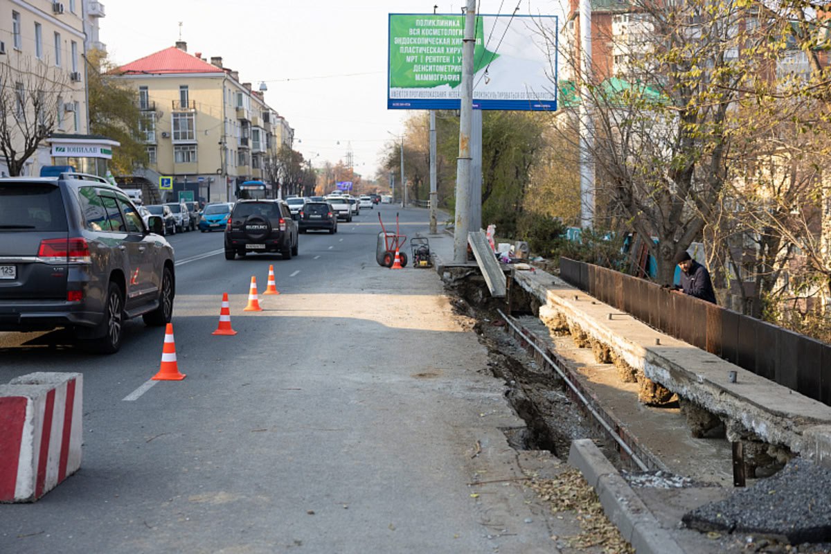 Чтобы восстановить тротуар на Партизанском проспекте, его раскопали сильнее и перекрыли одну полосу