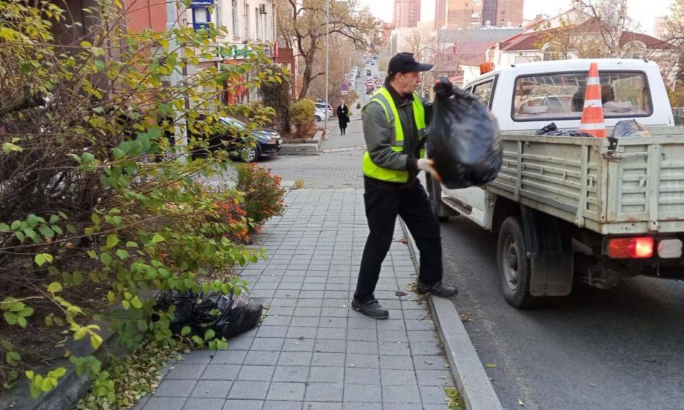 Сегодня во Владивостоке: дорожные работы, установка дорожных знаков и леерных ограждений, промывка ливнёвок и санитарная уборка Сегодня во Владивостоке: дорожные работы, установка дорожных знаков и леерных ограждений, промывка ливнёвок и санитарная уборка