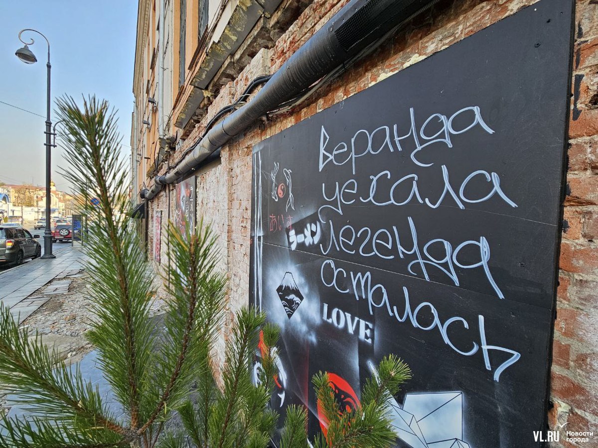 Городские службы начали благоустраивать тротуар на месте снесённой пристройки к ресторану на Пограничной