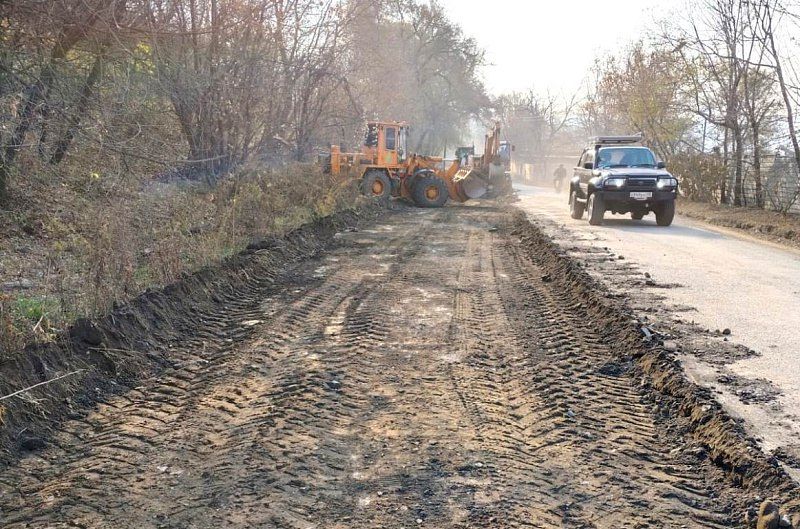 Дорожники приводят в порядок грунтовый проезд ДОСААФ – Нефтеветка Дорожники приводят в порядок грунтовый проезд ДОСААФ – Нефтеветка