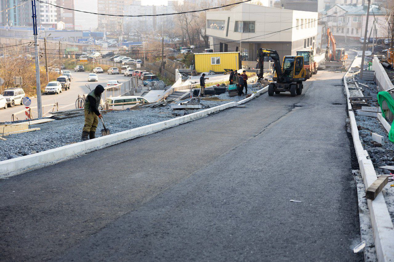 Константин Шестаков: Компания-подрядчик, которая по заказу администрации Владивостока занимается строительством дороги в районе кёрлинг-центра, приступила к укладке асфальта Константин Шестаков: Компания-подрядчик, которая по заказу администрации Владивостока занимается строительством дороги в районе кёрлинг-центра, приступила к укладке асфальта