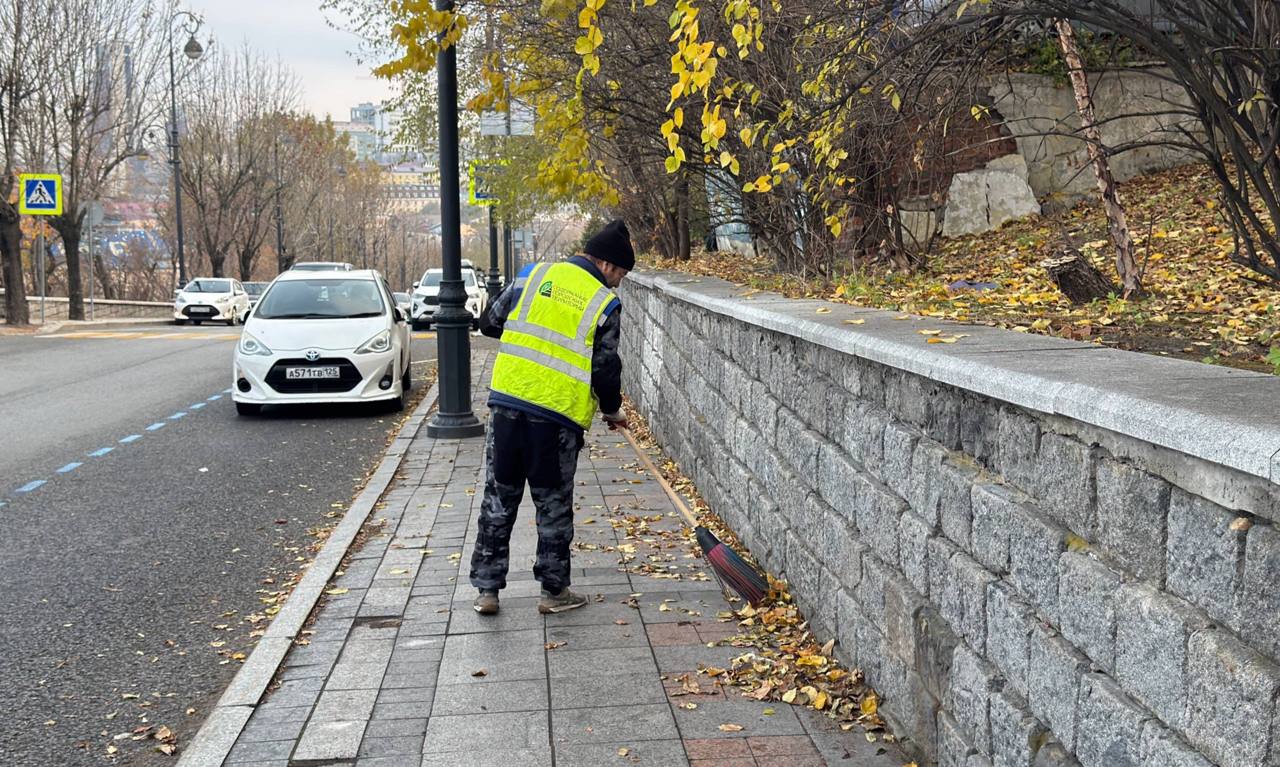 Сегодня во Владивостоке: устранение провалов и установка люков, дорожные работы, монтаж леерных ограждений и дорожных знаков, демонтаж объектов, а также санитарная уборка Сегодня во Владивостоке: устранение провалов и установка люков, дорожные работы, монтаж леерных ограждений и дорожных знаков, демонтаж объектов, а также санитарная уборка