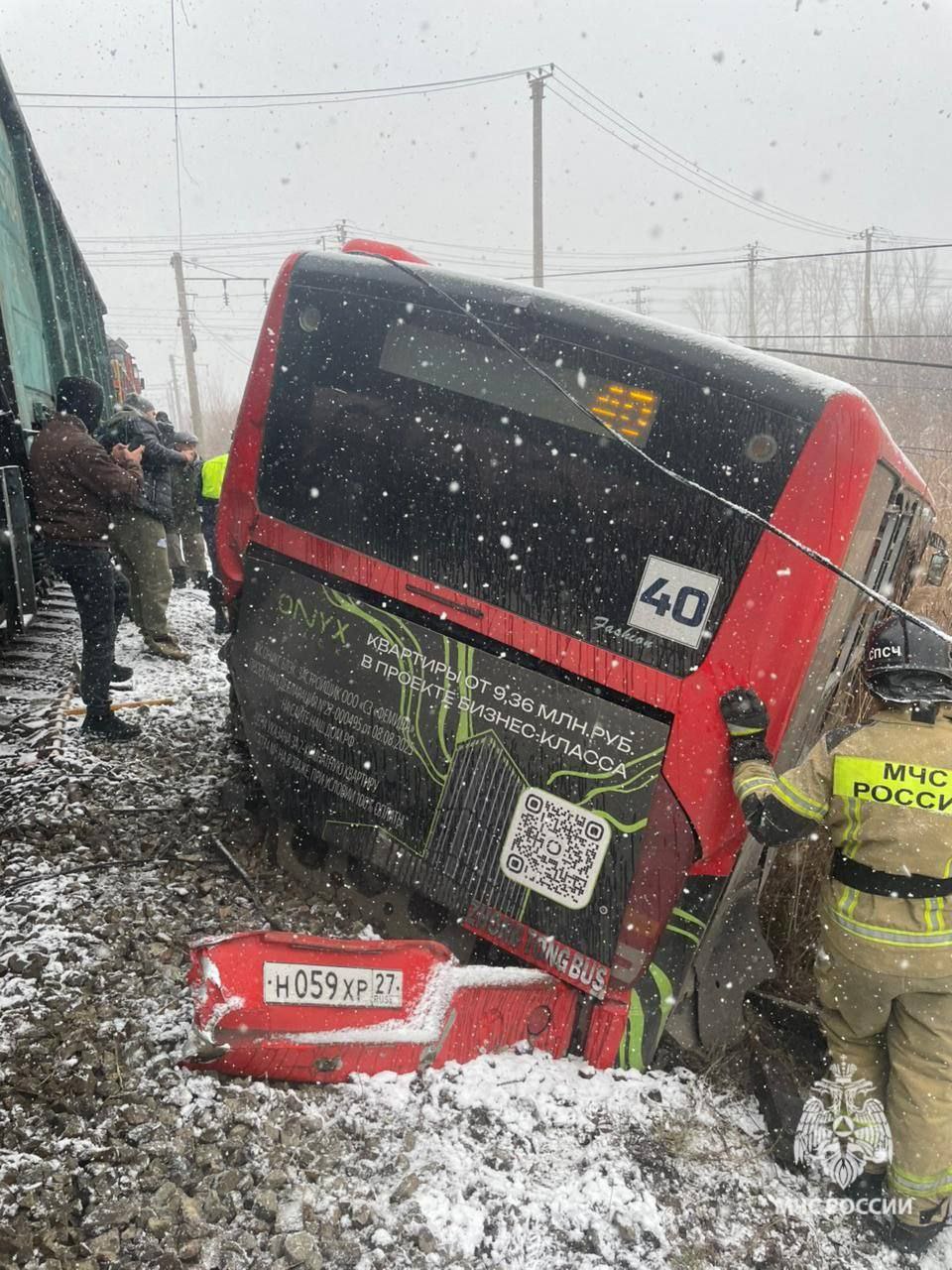 В Хабаровске водитель-иноземец отправил автобус с пассажирами под поезд В Хабаровске водитель-иноземец отправил автобус с пассажирами под поезд