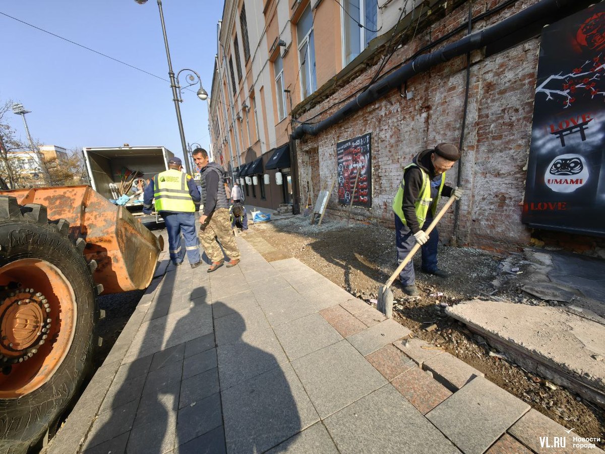 Городские службы начали благоустраивать тротуар на месте снесённой пристройки к ресторану на Пограничной Городские службы начали благоустраивать тротуар на месте снесённой пристройки к ресторану на Пограничной