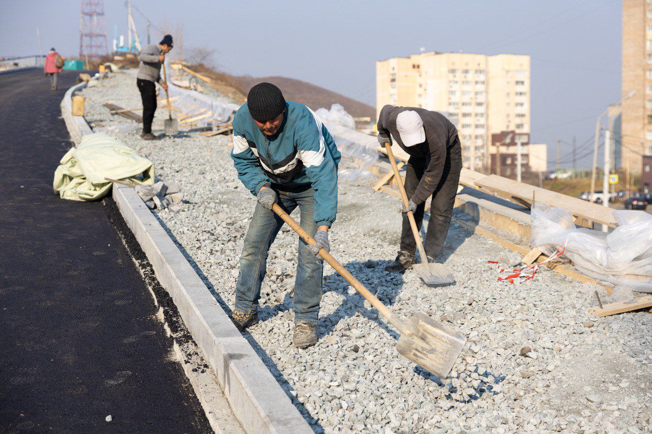 Константин Шестаков: Компания-подрядчик, которая по заказу администрации Владивостока занимается строительством дороги в районе кёрлинг-центра, приступила к укладке асфальта Константин Шестаков: Компания-подрядчик, которая по заказу администрации Владивостока занимается строительством дороги в районе кёрлинг-центра, приступила к укладке асфальта
