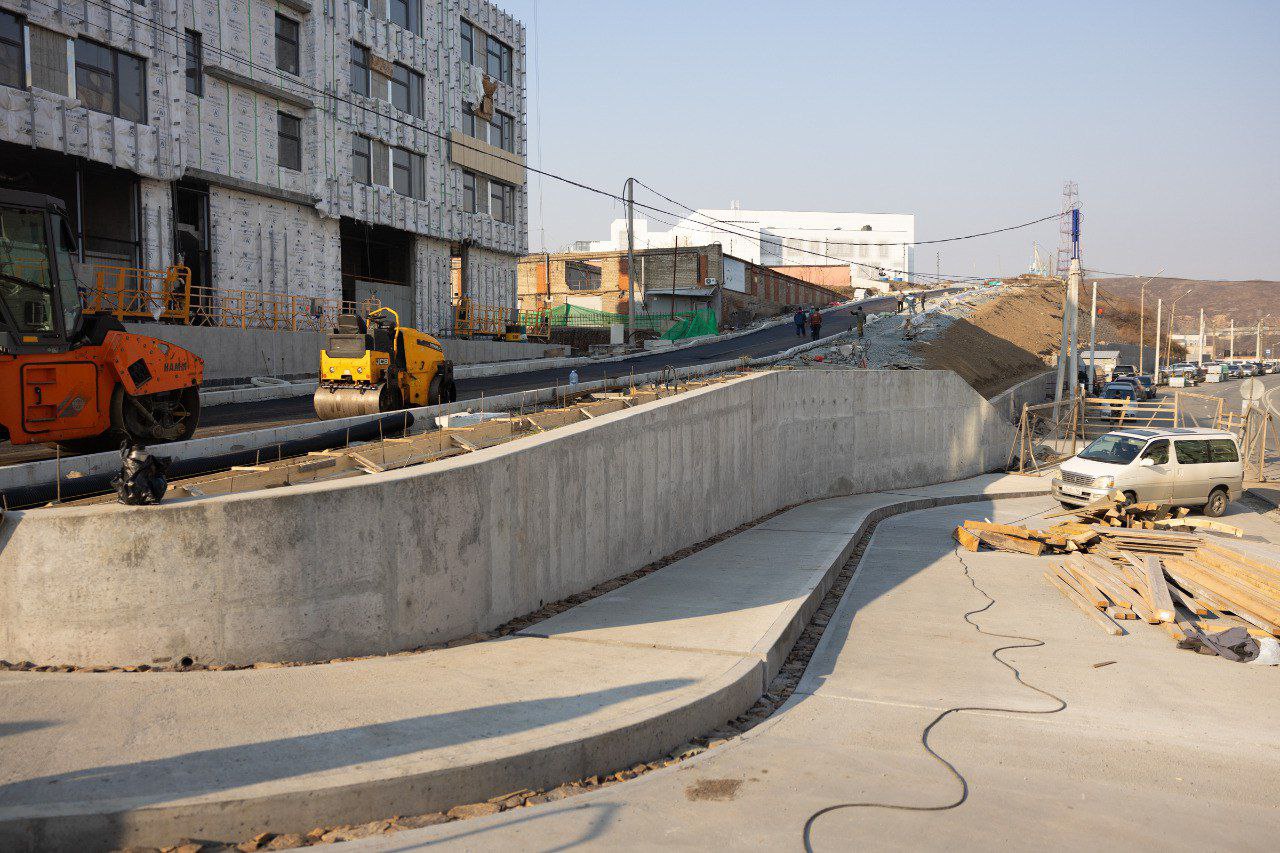 Константин Шестаков: Компания-подрядчик, которая по заказу администрации Владивостока занимается строительством дороги в районе кёрлинг-центра, приступила к укладке асфальта Константин Шестаков: Компания-подрядчик, которая по заказу администрации Владивостока занимается строительством дороги в районе кёрлинг-центра, приступила к укладке асфальта