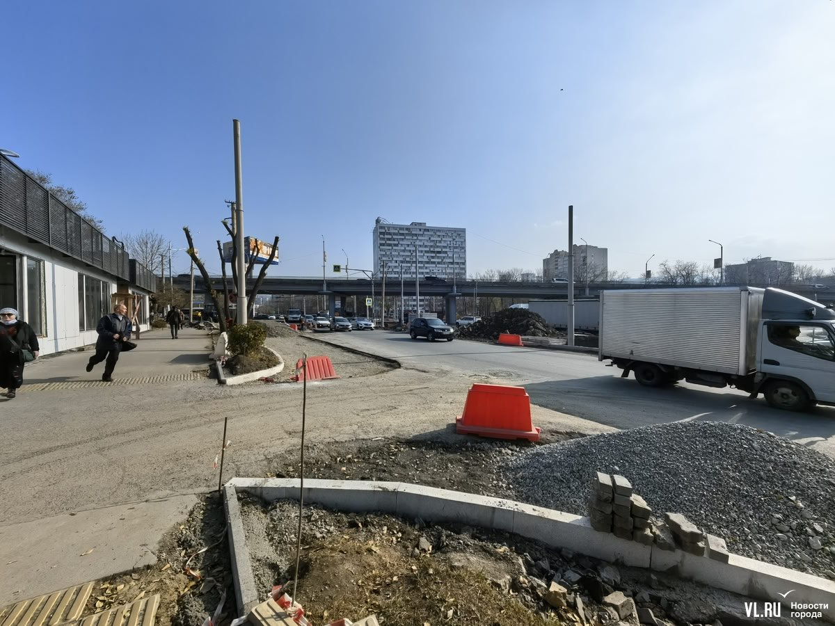 Часть ежедневных пробок во Владивостоке собирается из-за бесконечного ремонта перекрёстка на Русской Часть ежедневных пробок во Владивостоке собирается из-за бесконечного ремонта перекрёстка на Русской