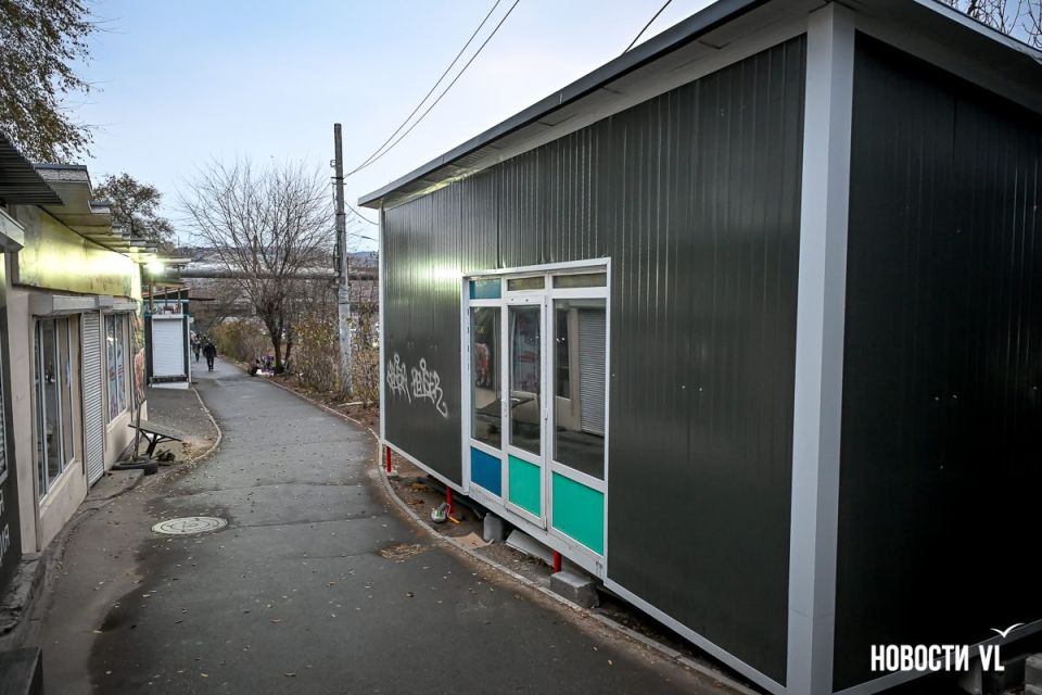 Новые павильоны на Спортивной незаконно подключили к электросетям, деревья спилили без разрешения – мэрия Новые павильоны на Спортивной незаконно подключили к электросетям, деревья спилили без разрешения – мэрия