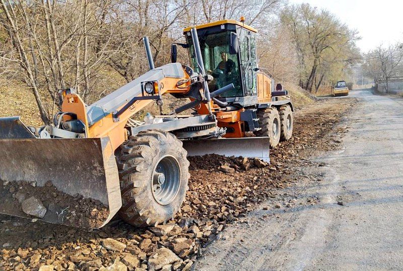 Дорожники приводят в порядок грунтовый проезд ДОСААФ – Нефтеветка Дорожники приводят в порядок грунтовый проезд ДОСААФ – Нефтеветка