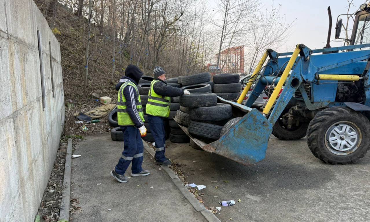 Сегодня во Владивостоке: устранение провалов и установка люков, дорожные работы, монтаж леерных ограждений и дорожных знаков, демонтаж объектов, а также санитарная уборка Сегодня во Владивостоке: устранение провалов и установка люков, дорожные работы, монтаж леерных ограждений и дорожных знаков, демонтаж объектов, а также санитарная уборка