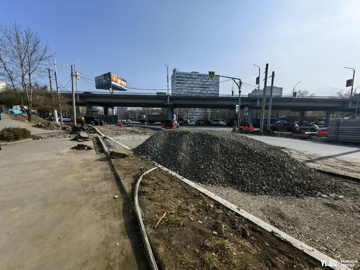 Часть ежедневных пробок во Владивостоке собирается из-за бесконечного ремонта перекрёстка на Русской Часть ежедневных пробок во Владивостоке собирается из-за бесконечного ремонта перекрёстка на Русской