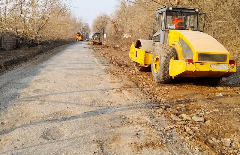 Дорожники приводят в порядок грунтовый проезд ДОСААФ – Нефтеветка Дорожники приводят в порядок грунтовый проезд ДОСААФ – Нефтеветка